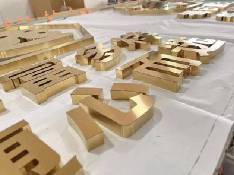 咸丰拉丝不锈钢字的特点。